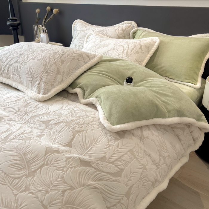 91家纺网 家纺一手货源 找家纺 印季家纺 2025新款法式立体雕花绒兔毛包边四件套 一叶知秋（灰绿）