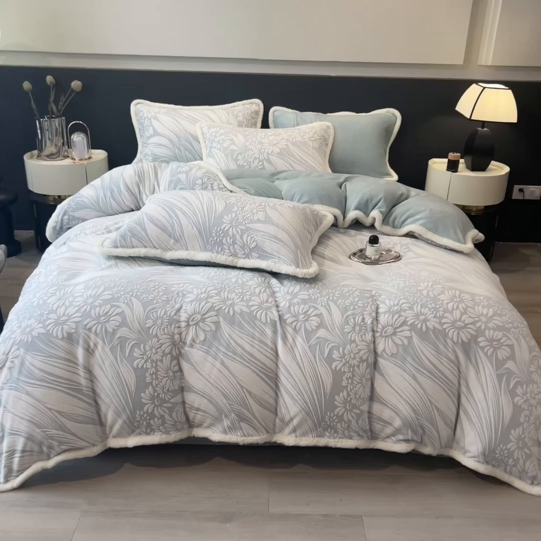 91家纺网 家纺一手货源 找家纺 印季家纺 2025新款法式立体雕花绒兔毛包边四件套 冬日恋歌-蓝