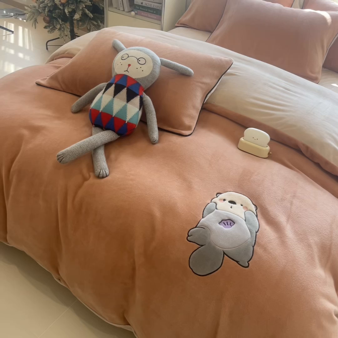 91家纺网 家纺一手货源 找家纺 印季家纺 2025新款大肚腩-海獭绒贴布绣四件套 大肚腩-淡绿-浅棕