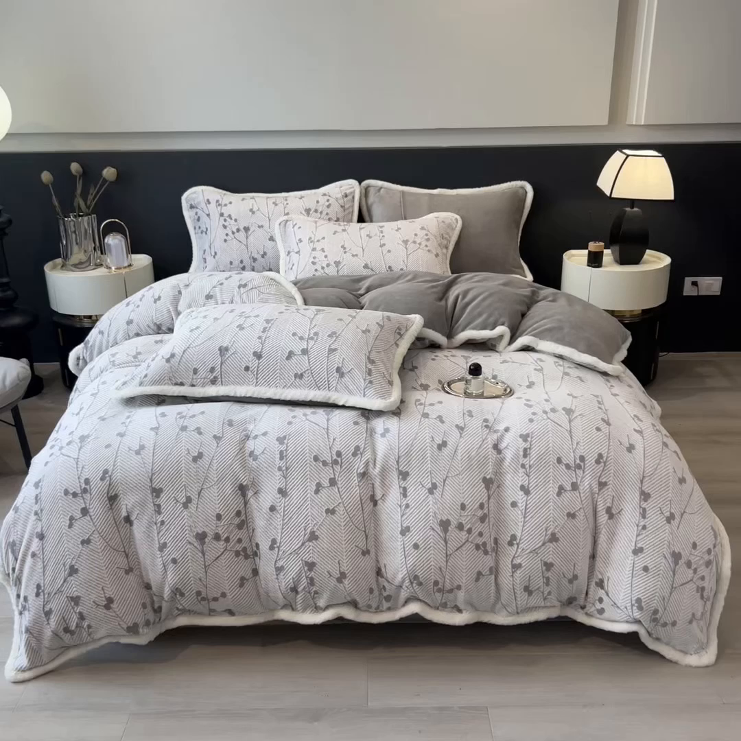 91家纺网 家纺一手货源 找家纺 印季家纺 2025新款法式立体雕花绒兔毛包边四件套 米洛-灰