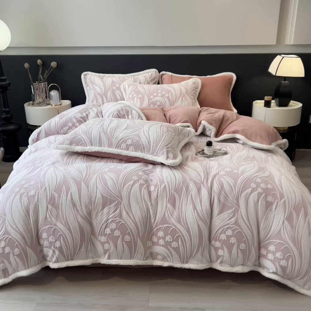 91家纺网 家纺一手货源 找家纺 印季家纺 2025新款法式立体雕花绒兔毛包边四件套 铃兰梦境-粉