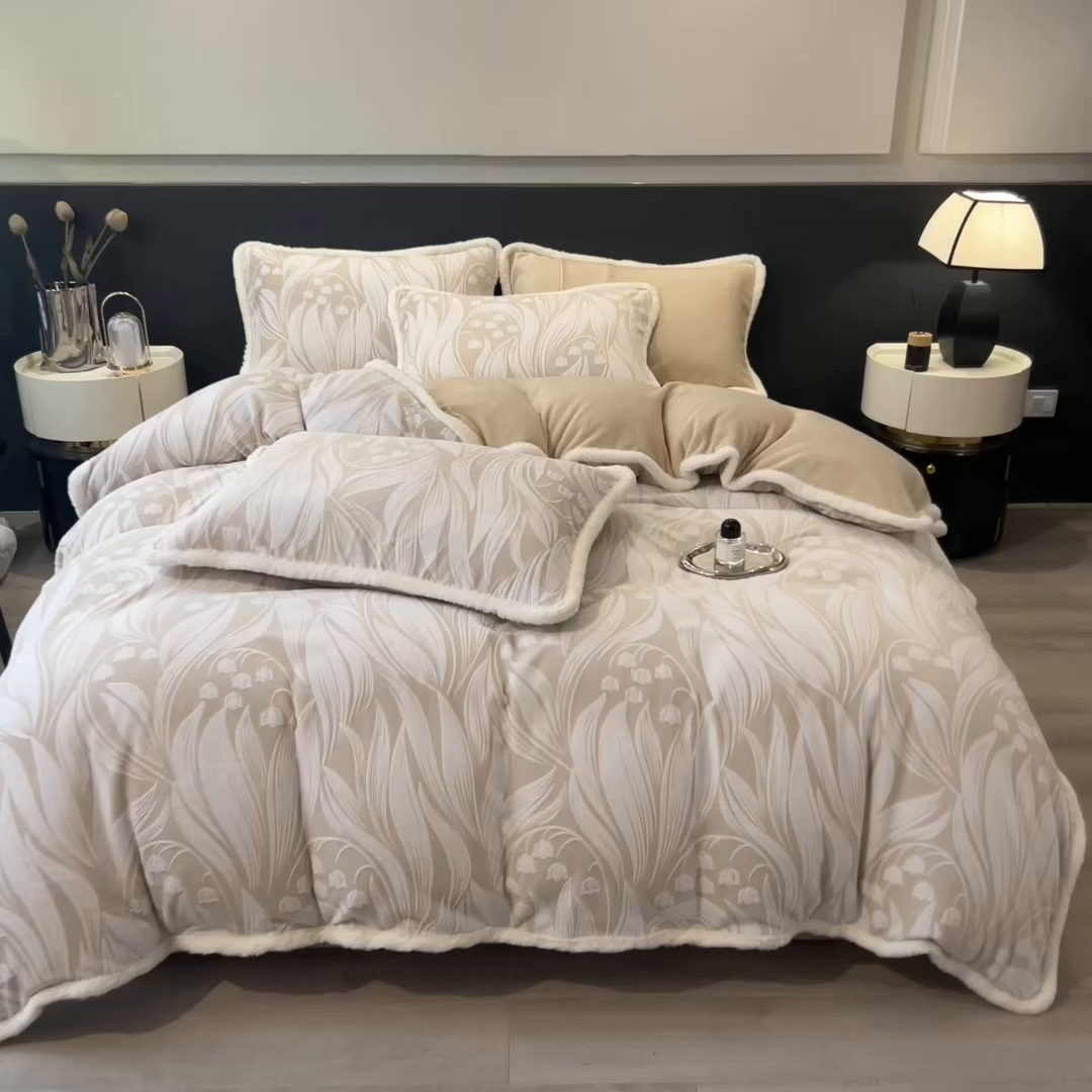 91家纺网 家纺一手货源 找家纺 印季家纺 2025新款法式立体雕花绒兔毛包边四件套 铃兰梦境-米黄