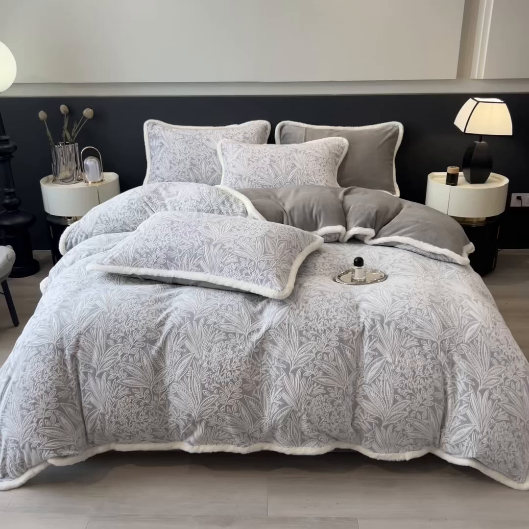 91家纺网 家纺一手货源 找家纺 印季家纺 2025新款法式立体雕花绒兔毛包边四件套 山茶庄园-灰