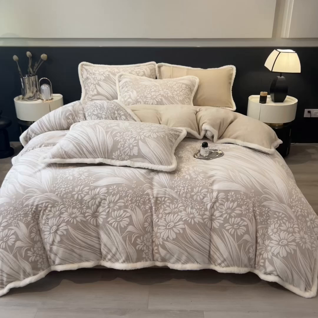 91家纺网 家纺一手货源 找家纺 印季家纺 2025新款法式立体雕花绒兔毛包边四件套 冬日恋歌-米咖