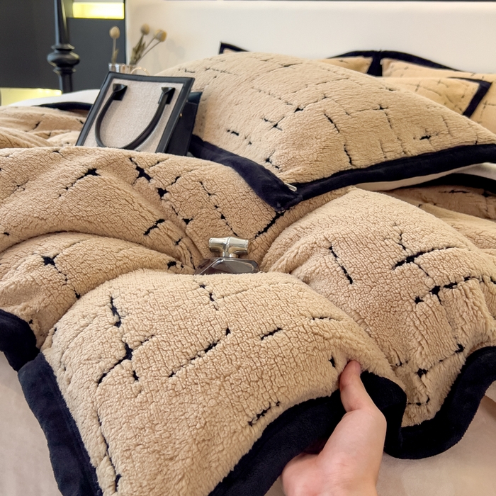 91家纺网 家纺一手货源 找家纺 印季家纺 2025新款黑白森林阳离子提花四件套 金驼-黑