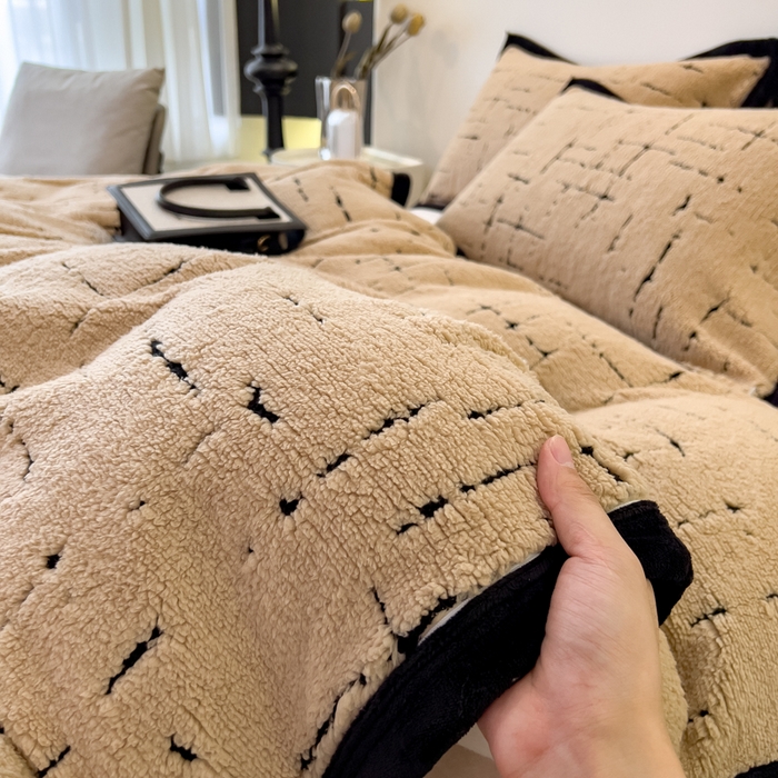 91家纺网 家纺一手货源 找家纺 印季家纺 2025新款黑白森林阳离子提花四件套 金驼-黑