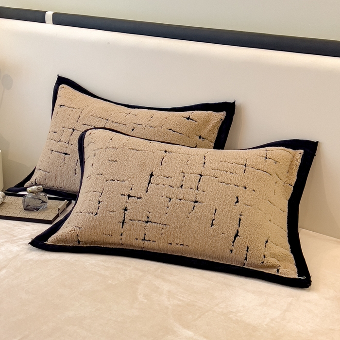 91家纺网 家纺一手货源 找家纺 印季家纺 2025新款黑白森林阳离子提花四件套 金驼-黑