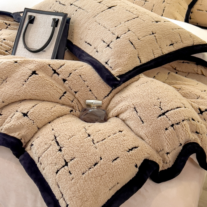 91家纺网 家纺一手货源 找家纺 印季家纺 2025新款黑白森林阳离子提花四件套 金驼-黑