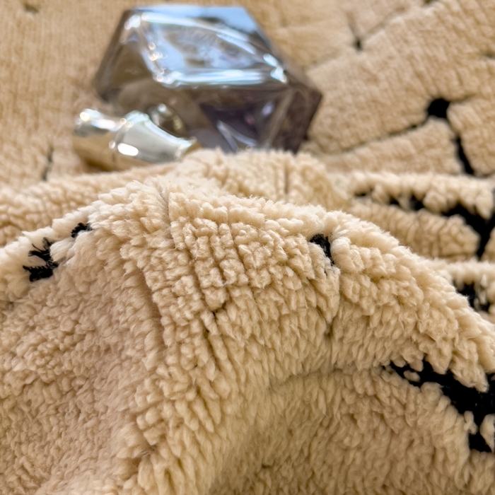 91家纺网 家纺一手货源 找家纺 印季家纺 2025新款黑白森林阳离子提花四件套 金驼-黑