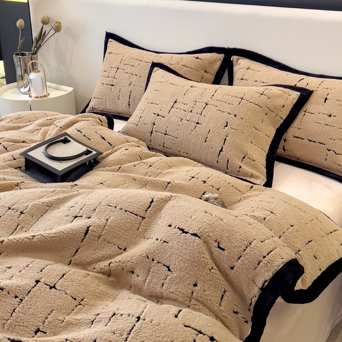 91家纺网 家纺一手货源 找家纺 印季家纺 2025新款黑白森林阳离子提花四件套 金驼-黑