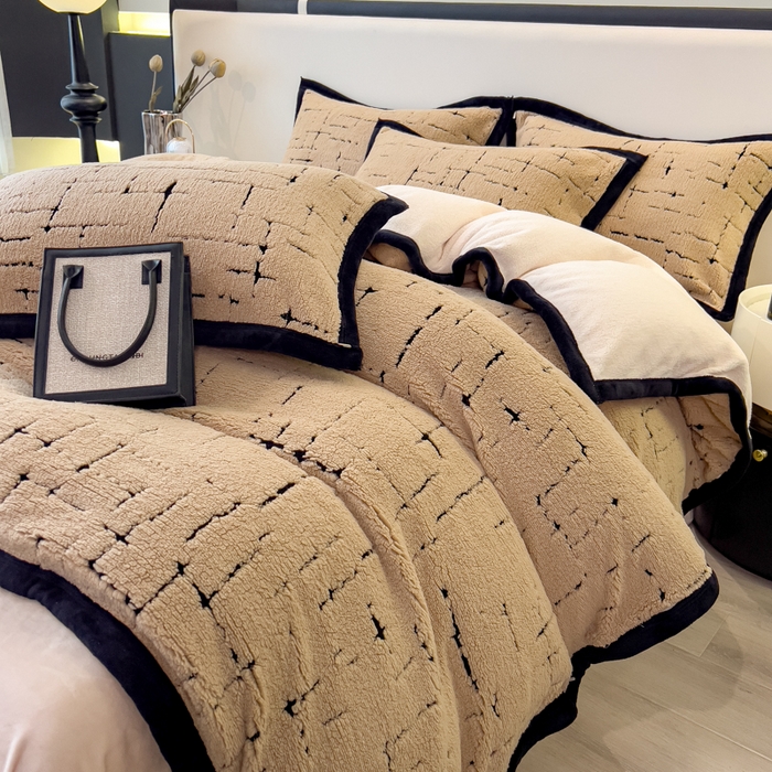 91家纺网 家纺一手货源 找家纺 印季家纺 2025新款黑白森林阳离子提花四件套 金驼-黑