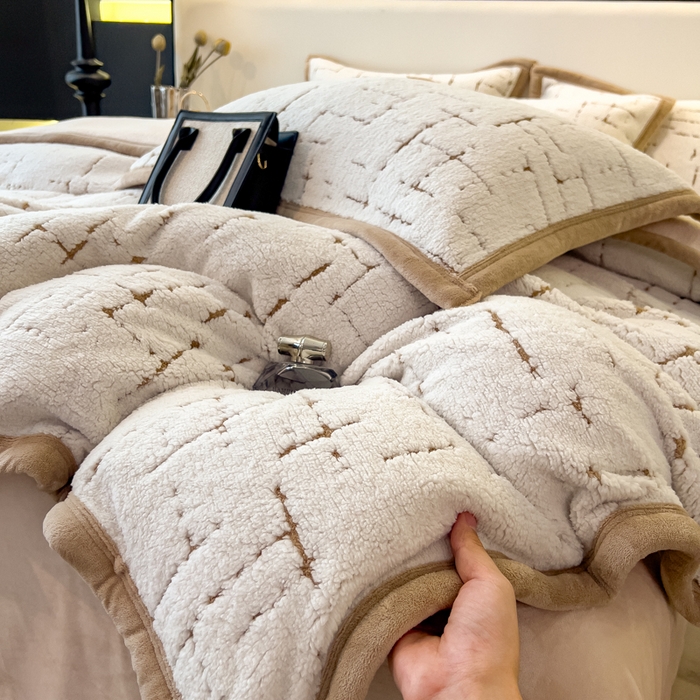 91家纺网 家纺一手货源 找家纺 印季家纺 2025新款黑白森林阳离子提花四件套 奶白-驼