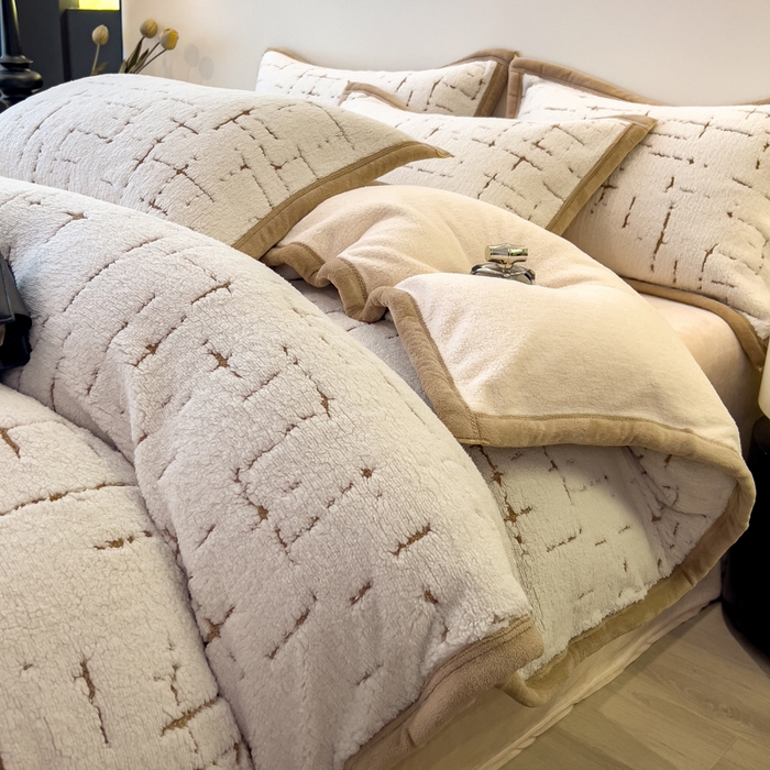 91家纺网 家纺一手货源 找家纺 印季家纺 2025新款黑白森林阳离子提花四件套 奶白-驼