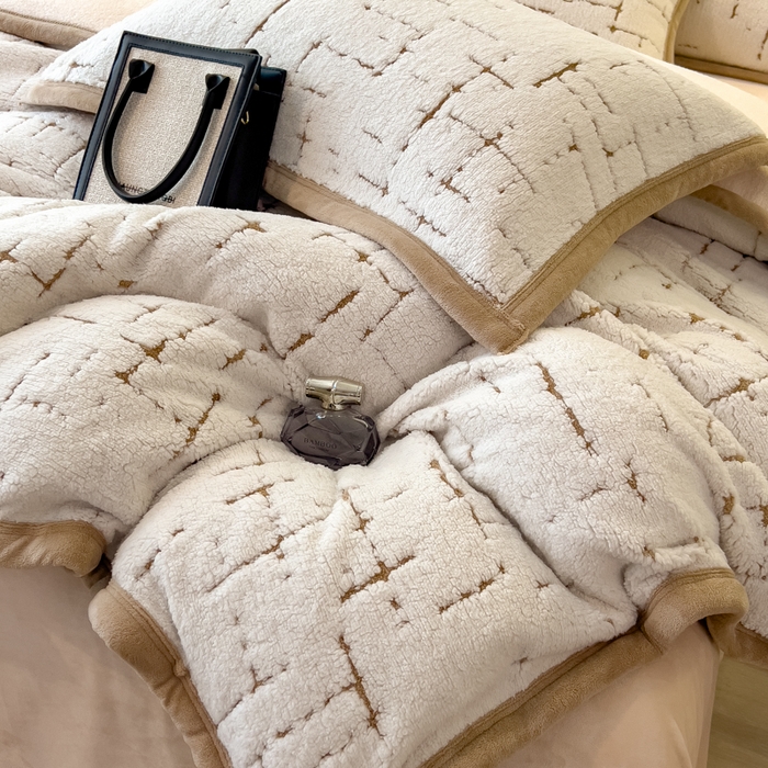 91家纺网 家纺一手货源 找家纺 印季家纺 2025新款黑白森林阳离子提花四件套 奶白-驼