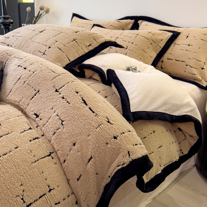 91家纺网 家纺一手货源 找家纺 印季家纺 2025新款黑白森林阳离子提花四件套 金驼-黑