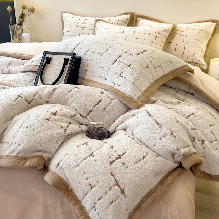 91家纺网 家纺一手货源 找家纺 印季家纺 2025新款黑白森林阳离子提花四件套 奶白-驼