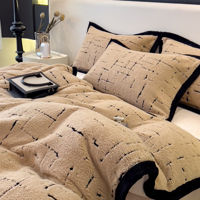 91家纺网 家纺一手货源 找家纺 印季家纺 2025新款黑白森林阳离子提花四件套 金驼-黑