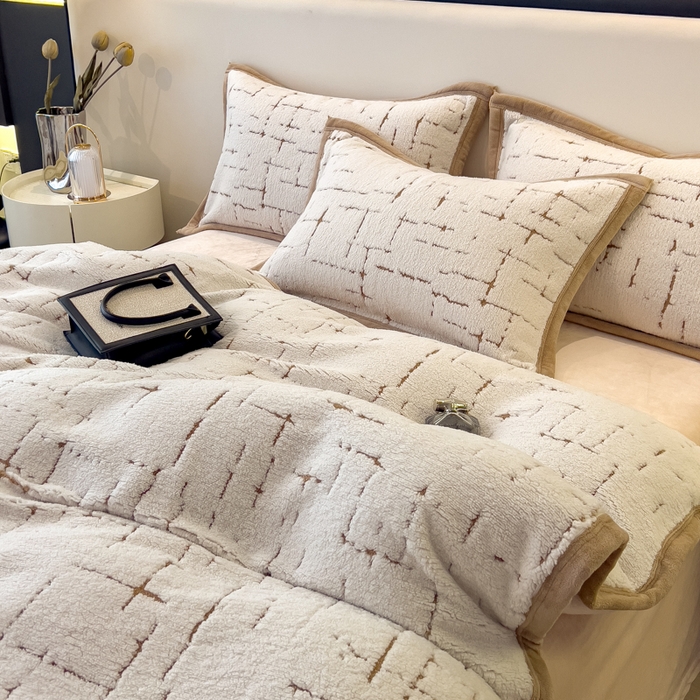 91家纺网 家纺一手货源 找家纺 印季家纺 2025新款黑白森林阳离子提花四件套 奶白-驼