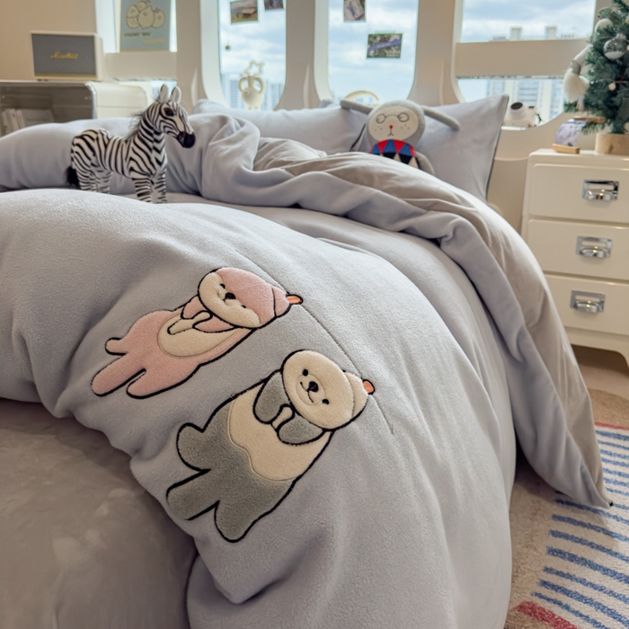 91家纺网 家纺一手货源 找家纺 印季家纺 2025新款小两口海獭绒贴布绣四件套 小两口-浅蓝-浅灰