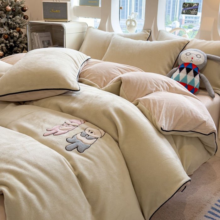 91家纺网 家纺一手货源 找家纺 （总）印季家纺 2025新款小两口海獭绒贴布绣四件套