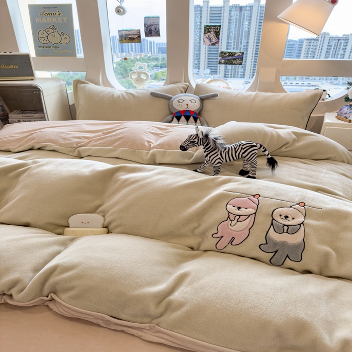 91家纺网 家纺一手货源 找家纺 （总）印季家纺 2025新款小两口海獭绒贴布绣四件套