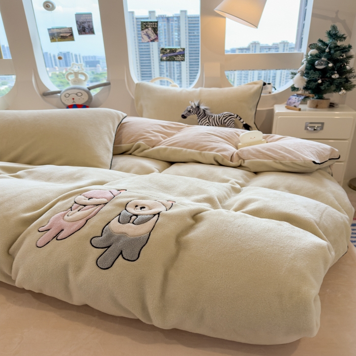 91家纺网 家纺一手货源 找家纺 （总）印季家纺 2025新款小两口海獭绒贴布绣四件套