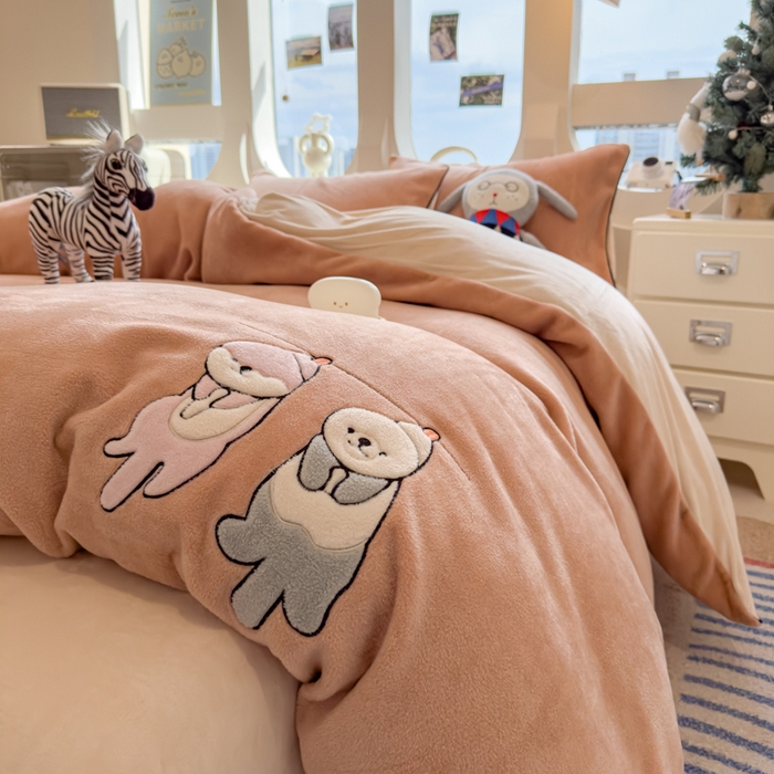 91家纺网 家纺一手货源 找家纺 印季家纺 2025新款小两口海獭绒贴布绣四件套 小两口-香槟金-浅棕