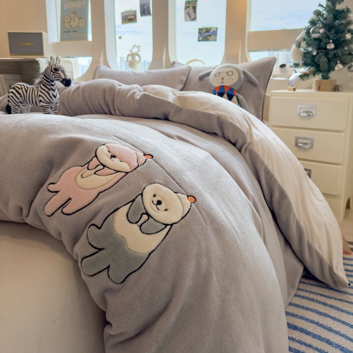 91家纺网 家纺一手货源 找家纺 印季家纺 2025新款小两口海獭绒贴布绣四件套 小两口-浅灰-粉灰