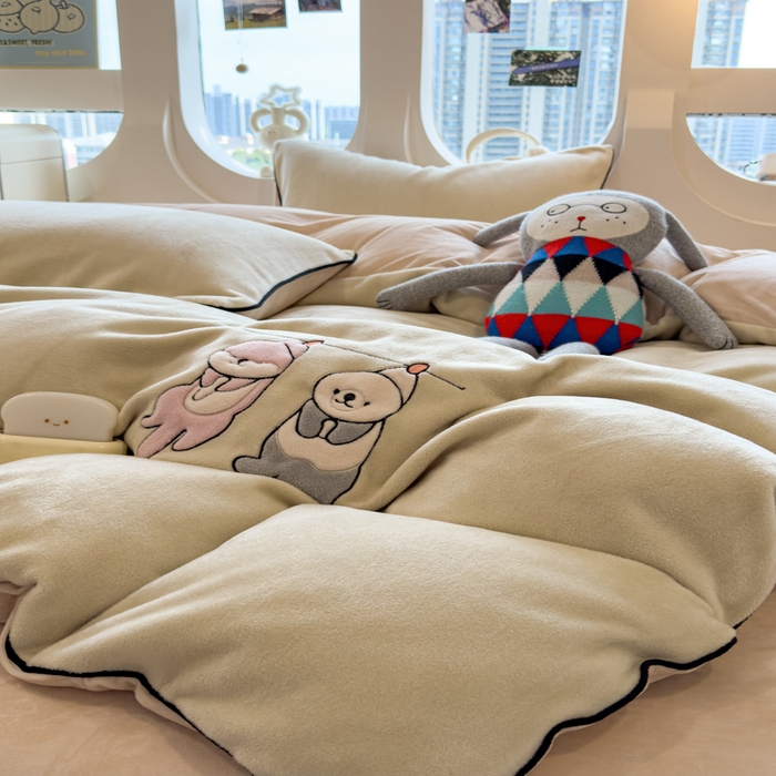 91家纺网 家纺一手货源 找家纺 （总）印季家纺 2025新款小两口海獭绒贴布绣四件套