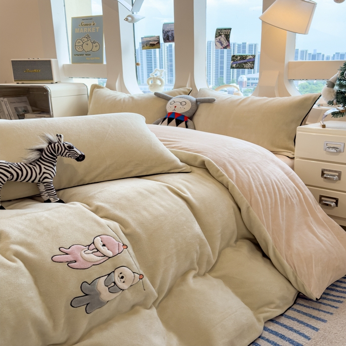 91家纺网 家纺一手货源 找家纺 （总）印季家纺 2025新款小两口海獭绒贴布绣四件套