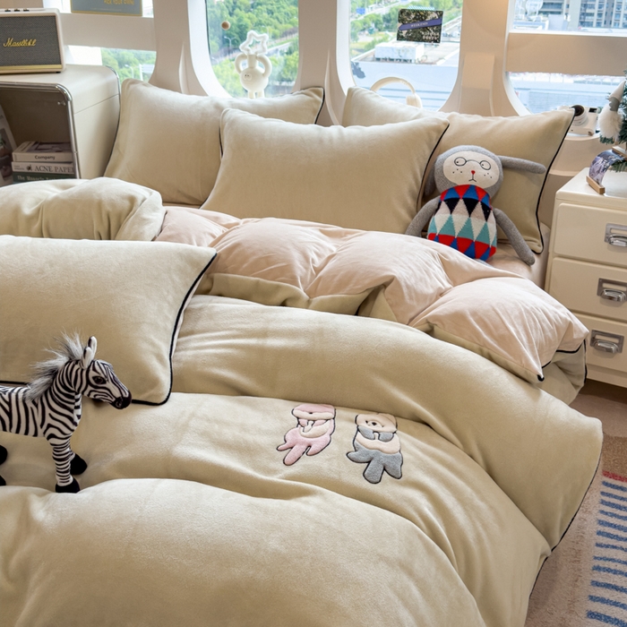 91家纺网 家纺一手货源 找家纺 （总）印季家纺 2025新款小两口海獭绒贴布绣四件套