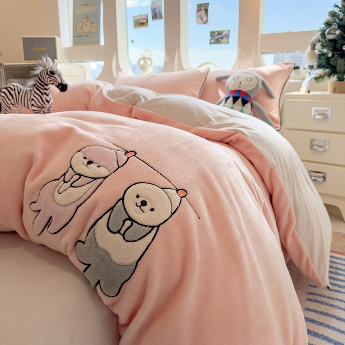 91家纺网 家纺一手货源 找家纺 （总）印季家纺 2025新款小两口海獭绒贴布绣四件套