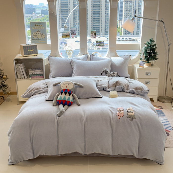 91家纺网 家纺一手货源 找家纺 印季家纺 2025新款小两口海獭绒贴布绣四件套 小两口-浅蓝-浅灰