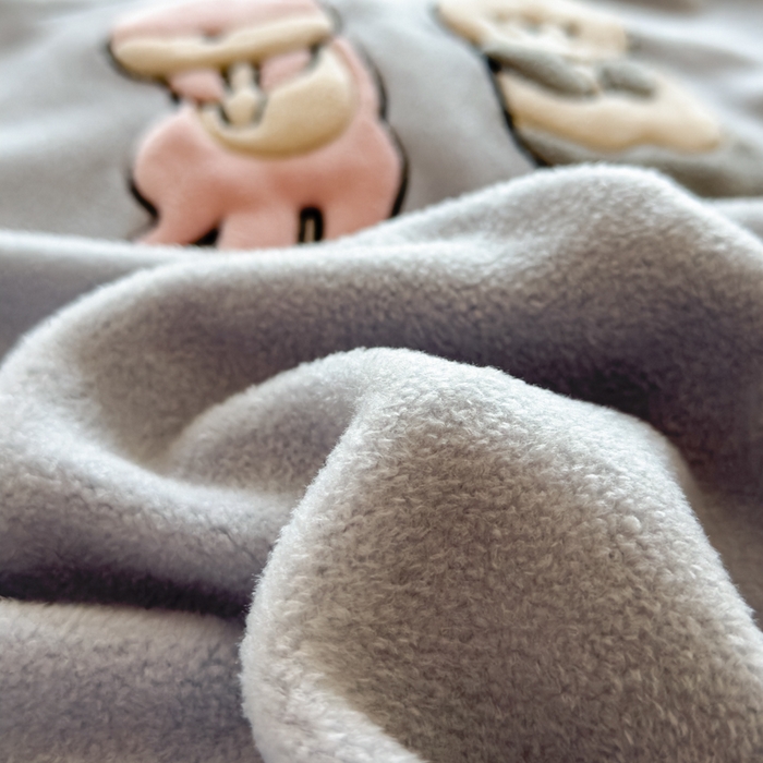 91家纺网 家纺一手货源 找家纺 印季家纺 2025新款小两口海獭绒贴布绣四件套 小两口-浅蓝-浅灰