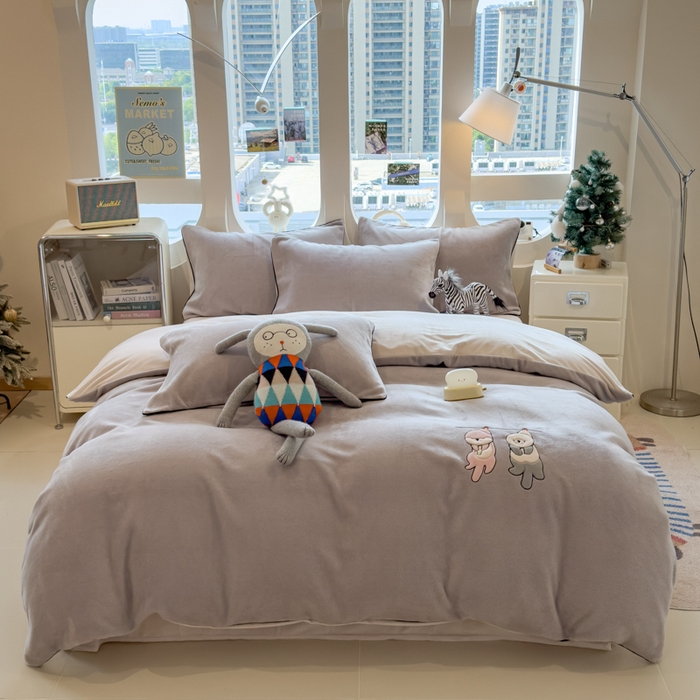 91家纺网 家纺一手货源 找家纺 印季家纺 2025新款小两口海獭绒贴布绣四件套 小两口-浅灰-粉灰