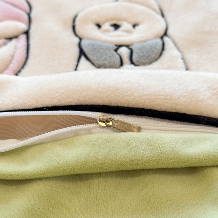 91家纺网 家纺一手货源 找家纺 印季家纺 2025新款小两口海獭绒贴布绣四件套 小两口-浅米-草绿