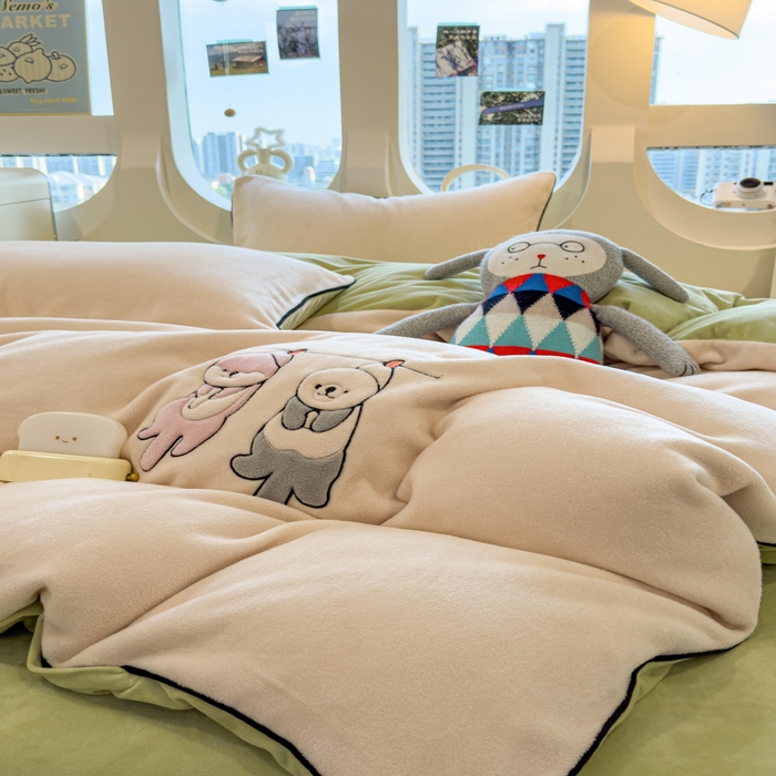 91家纺网 家纺一手货源 找家纺 印季家纺 2025新款小两口海獭绒贴布绣四件套 小两口-浅米-草绿