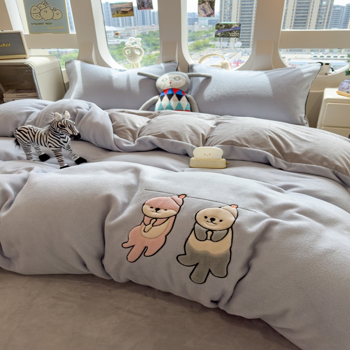 91家纺网 家纺一手货源 找家纺 印季家纺 2025新款小两口海獭绒贴布绣四件套 小两口-浅蓝-浅灰