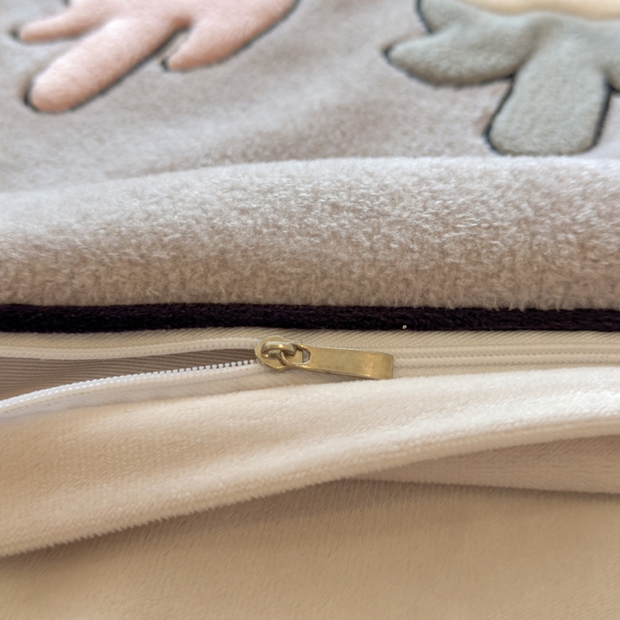 91家纺网 家纺一手货源 找家纺 印季家纺 2025新款小两口海獭绒贴布绣四件套 小两口-浅灰-粉灰