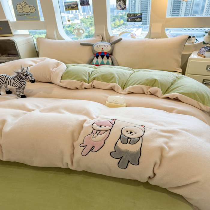 91家纺网 家纺一手货源 找家纺 印季家纺 2025新款小两口海獭绒贴布绣四件套 小两口-浅米-草绿