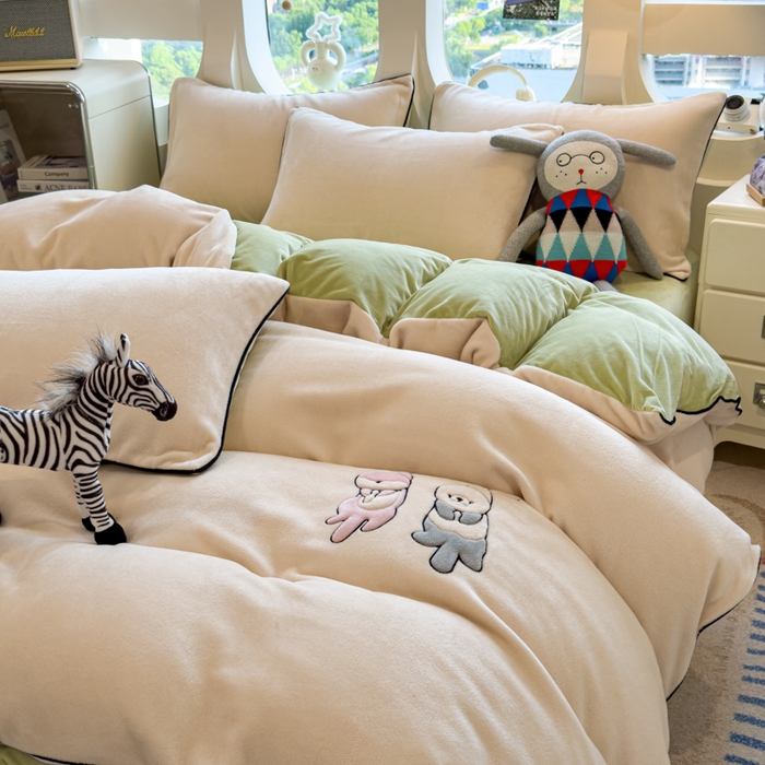 91家纺网 家纺一手货源 找家纺 印季家纺 2025新款小两口海獭绒贴布绣四件套 小两口-浅米-草绿