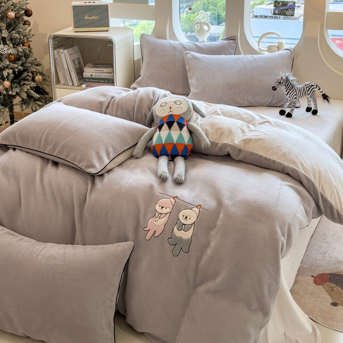 91家纺网 家纺一手货源 找家纺 印季家纺 2025新款小两口海獭绒贴布绣四件套 小两口-浅灰-粉灰