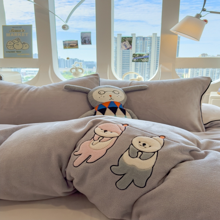 91家纺网 家纺一手货源 找家纺 印季家纺 2025新款小两口海獭绒贴布绣四件套 小两口-浅灰-粉灰