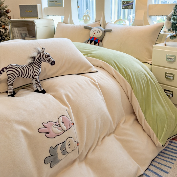 91家纺网 家纺一手货源 找家纺 印季家纺 2025新款小两口海獭绒贴布绣四件套 小两口-浅米-草绿