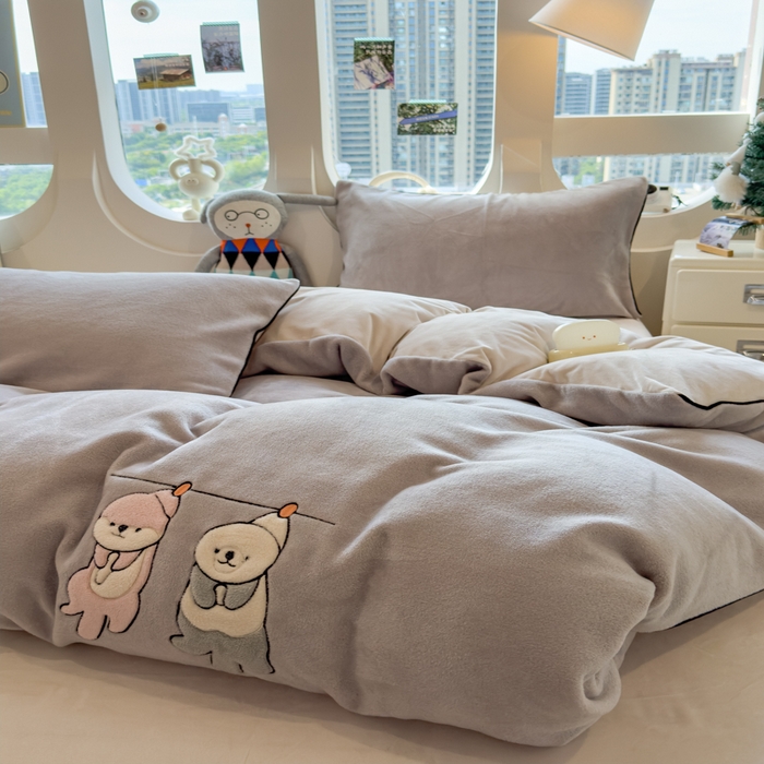 91家纺网 家纺一手货源 找家纺 印季家纺 2025新款小两口海獭绒贴布绣四件套 小两口-浅灰-粉灰