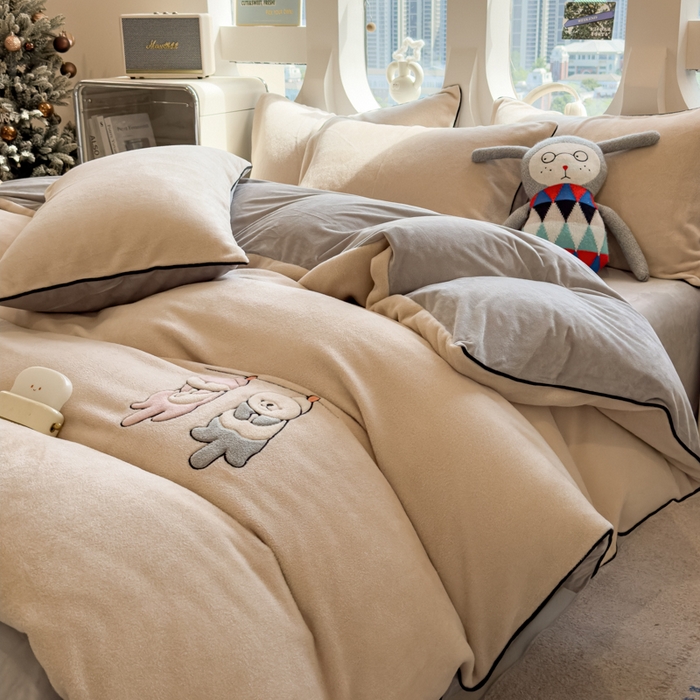 91家纺网 家纺一手货源 找家纺 印季家纺 2025新款小两口海獭绒贴布绣四件套 小两口-米粽-浅灰