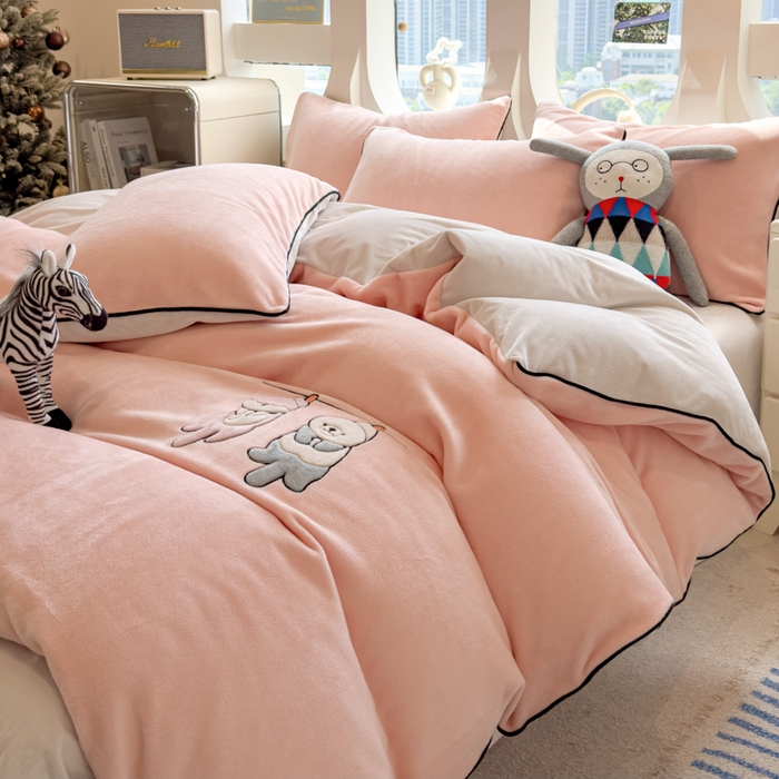 91家纺网 家纺一手货源 找家纺 印季家纺 2025新款小两口海獭绒贴布绣四件套 小两口-玉粉-粉灰