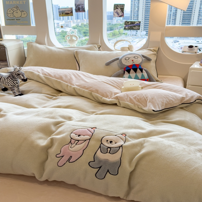 91家纺网 家纺一手货源 找家纺 印季家纺 2025新款小两口海獭绒贴布绣四件套 小两口-淡绿-浅棕