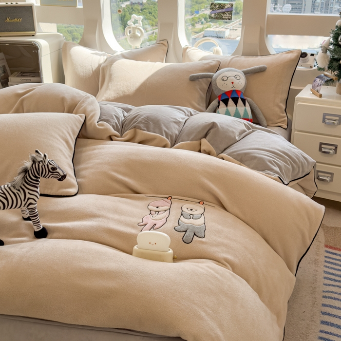 91家纺网 家纺一手货源 找家纺 印季家纺 2025新款小两口海獭绒贴布绣四件套 小两口-米粽-浅灰