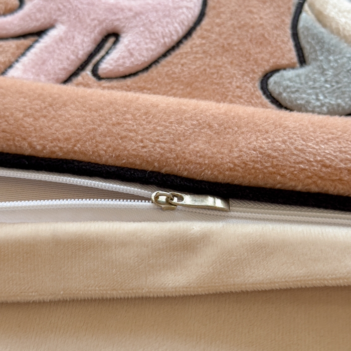 91家纺网 家纺一手货源 找家纺 印季家纺 2025新款小两口海獭绒贴布绣四件套 小两口-香槟金-浅棕